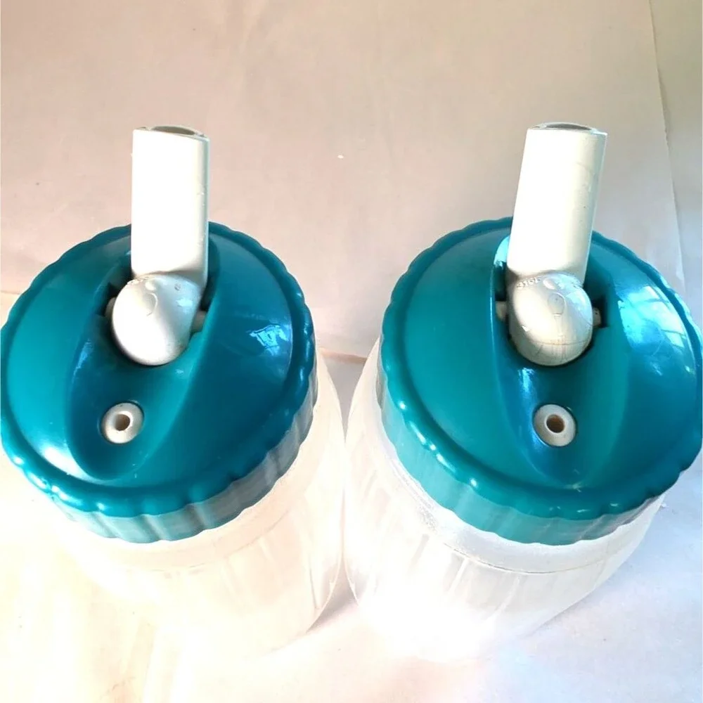 Set Of 2 Vintage Rubbermaid Sippin Saver 20oz Ribbed Teal Lid Drink Bottle USA